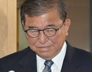 石破首相　退陣報道を全否定も…18年前の安倍元首相への「特大ブーメラン発言」に止まぬ批判