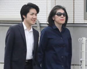 《“小室圭さんの母”なら大騒ぎになるはず…》佳代さん　自伝本の次に発表した“作品”が「誰にも気づかれなかった」ワケ