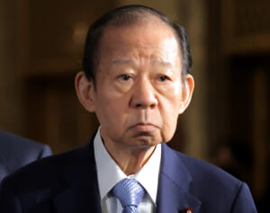 「かなり痩せてる」二階俊博氏　落選三男・伸康氏の街宣活動で見せた“激変近影”に衝撃の声続出