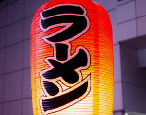 《厨房内でタバコを手に》人気ラーメン店主の写真がXで物議…保健所は「やめてくださいという話になる」