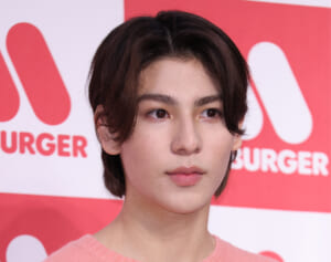 《15倍の価格で高額転売》Snow Manラウール　高級バッグにつけた“激安キーホルダー”の正体に騒然