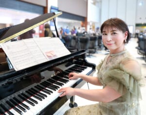 「未来に“音の灯”を」ステージ4のピアニスト・竿下和美さんが患者として治療中の病院で無料コンサートを開始