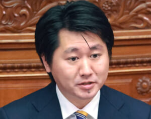 不倫報道のウラで…参政党・鈴木敦氏　ひっそり公開されていた“ラブラブ”夫婦フォトの皮肉