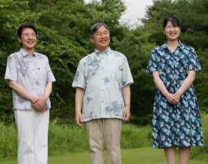 《陛下は持参のカメラで愛子さまをご撮影》天皇ご一家　「那須どうぶつ王国」でバードショーを楽しまれて