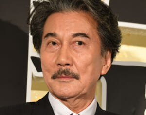 役所広司　炎天下のなかヒゲ面でドラマ撮影…通勤客も思わず止まった“迫真の絶叫演技”