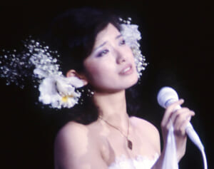 「ひとり何か違っていた」83歳レジェンド写真家　明かした山口百恵さんの“別格”ぶり…“手を繋いだ”撮影秘話も