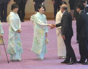 「目を奪われてしまう佇まい」愛子さま　お茶会で「カーテシー」をご披露！佳子さまとご一緒に淡い緑の振袖姿でご出席