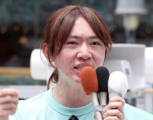 「大学の入学式みたい笑」チームみらい安野貴博氏　初登院での“だるだる”スーツ姿にツッコミ殺到