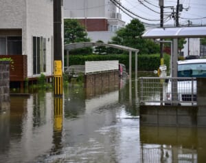 「豪雨で避難する場合にやってはいけないこと」防災アドバイザーが寄せた“驚きの解答”