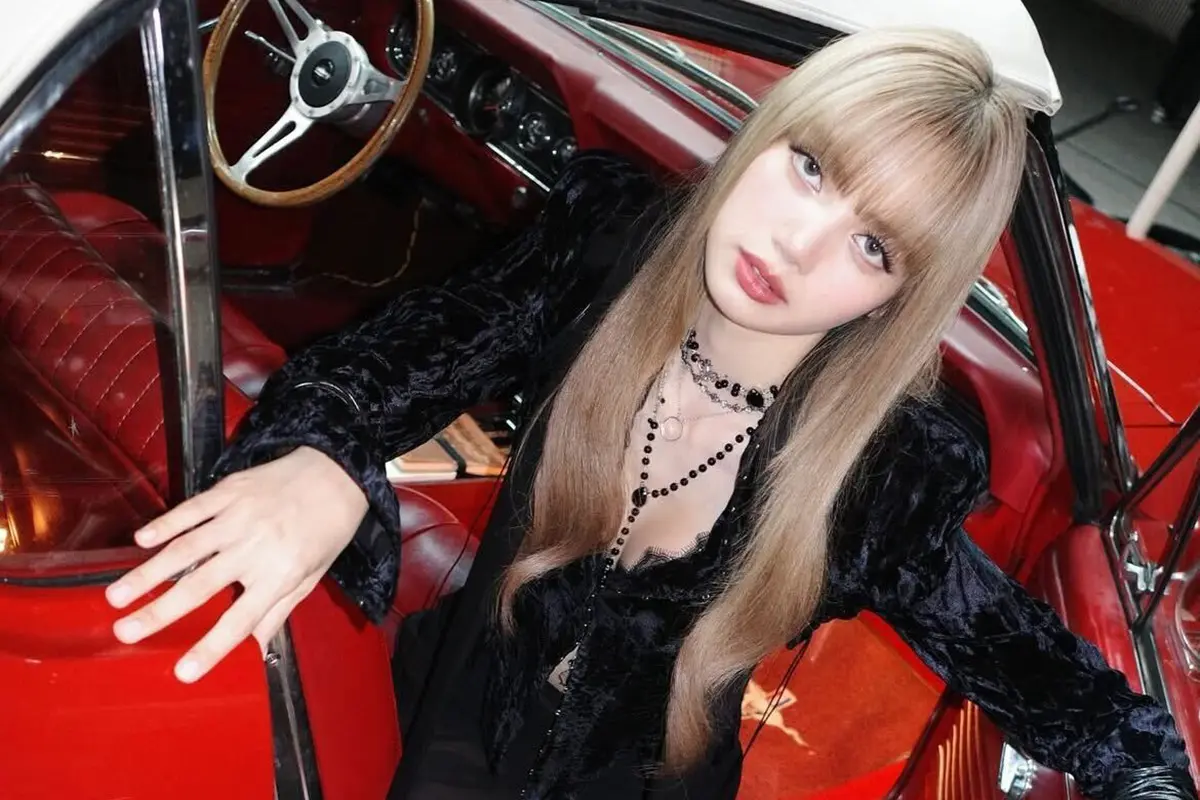 普通にセクハラ」BLACKPINK・リサ 坂口健太郎の腕への“噛みつきオフ