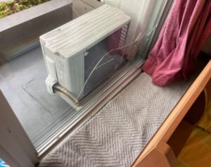 エアコンの室外機が窓の近くにあるのはキケン!?《猛暑で急増するトラブルの真相》
