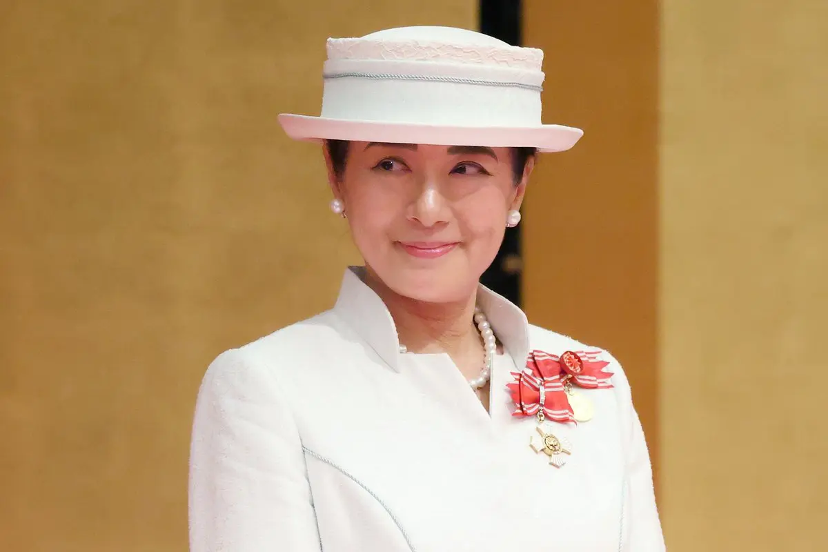 雅子さま 受章者の胸元に直接お付けに…ナイチンゲール紀章授与式で見せ