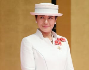 雅子さま　受章者の胸元に直接お付けに…ナイチンゲール紀章授与式で見せられた“あたたかい労い”