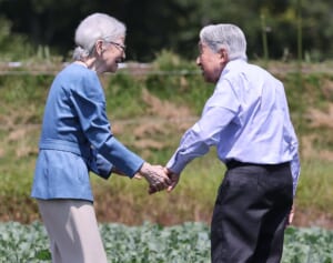 美智子さま　治療入院もあった上皇さまと手を繋がれて…軽井沢で見せられた「仲むつまじいお姿」