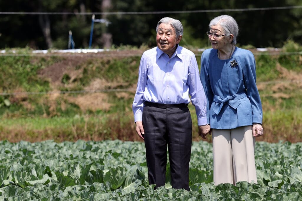 美智子さま　駅ではずっと緊張されたご様子で…軽井沢ご静養決断に「秘められた懊悩」