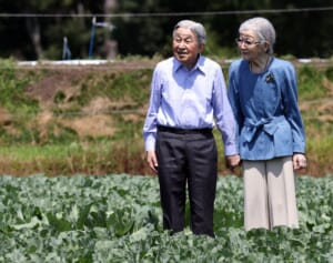 美智子さま　駅ではずっと緊張されたご様子で…軽井沢ご静養決断に「秘められた懊悩」