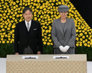 「戦中・戦後の苦難を今後とも語り継ぎ」の一節が加えられ…両陛下　戦没者追悼式で見せられた“平和への願い”