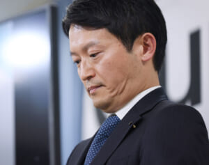 「なぜあげる必要が？」兵庫・斎藤知事　終戦記念日の甲子園での「黙祷写真」が“パフォーマンス”と波紋…県担当者は「プライベート」と詳細明かさず