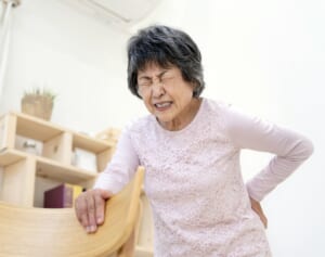 《痛いところだけ貼らないがポイント》人気接骨院の院長に聞いた「腰痛のタイプ別に効く“湿布の貼り方”」6パターン