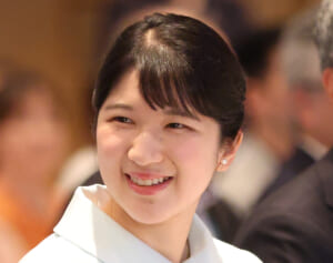 「息子の彼女が着てたら評価高い」愛子さま　馬事公苑での“千鳥格子ワンピース”姿に絶賛の声多数　馬たちもお辞儀を