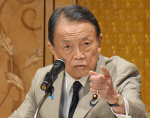 「いつまでキングメーカー気取り」麻生太郎（84）　総裁選前倒しを公然要求も自身の引退求める声が…失言癖で石破首相以上の“嫌われぶり”