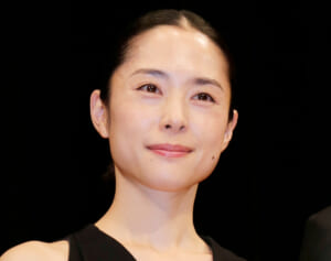 深津絵里　8年ぶり映画の舞台挨拶にスタイリスト恋人も同伴！19年同棲も仕事現場で見せる“けじめ”