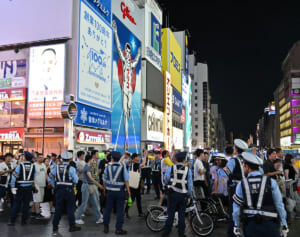 「やること逆やろ」ネット賛否…阪神リーグ優勝　道頓堀川の大騒ぎのウラで起きていた“異変”