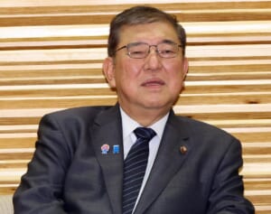 「岸田ならわかるけど…」石破首相　メガネベストドレッサー受賞に疑問の声…過去にはヨレヨレスーツ姿に批判続出