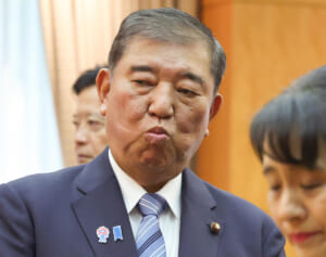 「非常識すぎる」石破首相　ご成年祝う昼食会で主賓の悠仁さまより先にグラスに口をつける→マナー違反と波紋…マナーのプロが示した「正解」