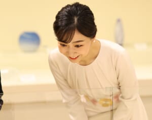 「イヤリング買ってしまった」佳子さま　日本伝統工芸展をご鑑賞…「ご当地アクセ」の“佳子さま売れ”に貢献