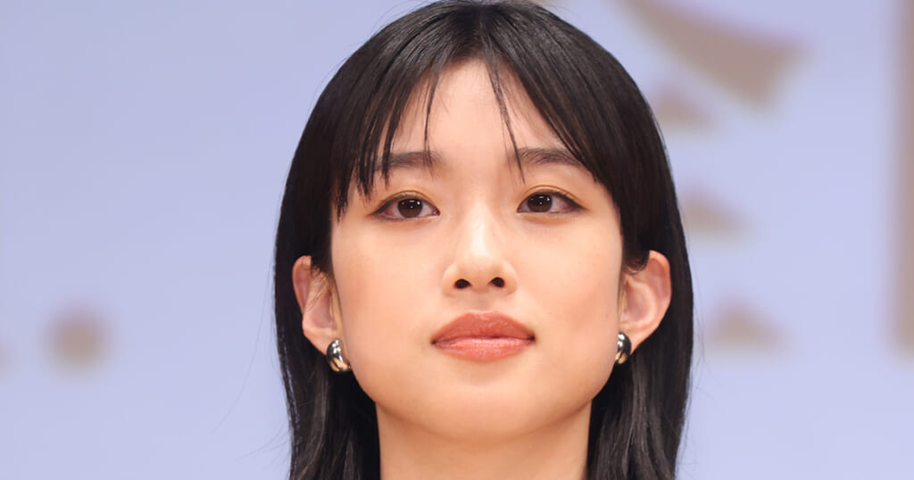 「目のやり場に困る」「イメージ違いますね」河合優実　“ミニスカ”ドレスに賛否の声…比較された世界的“韓流”アイドル