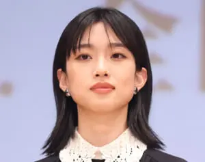 「目のやり場に困る」「イメージ違いますね」河合優実　“ミニスカ”ドレスに賛否の声…比較された世界的“韓流”アイドル