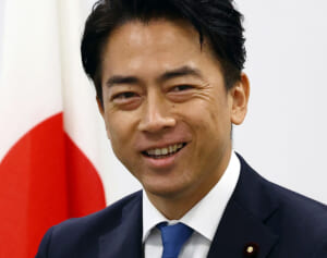 「外交の場でもする？」小泉進次郎氏　討論番組で一人だけスマホ持ち込み…茂木氏の答弁中も操作で批判続出