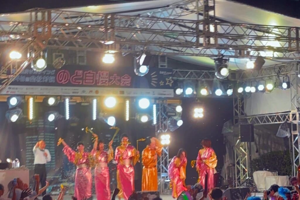 ターリー屋の新入社員が会場を揺らし、郵便局長のマツケンサンバに大興奮！“摩天楼のコーチェラ”「三井ビルのど自慢2025」大熱戦レポート