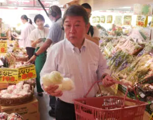 「誰が見ても不自然」茂木前幹事長　高級車で乗りつけ、財布は秘書任せ…スーパー視察で露呈した“庶民感覚とのズレ”