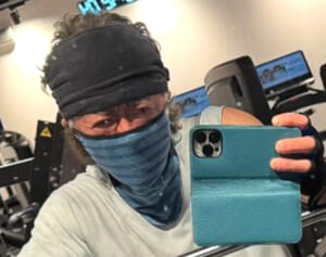 《おもむろに胸元に手を…》63歳コワモテ俳優　キャバクラ訪問時の“お触り行為”にネットドン引き「セクハラでしかない」