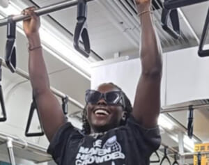 「ルールを守って」世界陸上で来日のカメルーン人選手が電車で「つり革体操」の“迷惑行為”で物議…鉄道会社が明かした見解