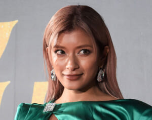 「田んぼに一番合わない」ローラ　“ヘソ出し”稲刈りでまたもや物議…過去には“太ももショーパン”、“パツパツ”タンクトップで農作業