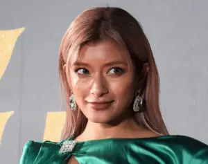 「田んぼに一番合わない」ローラ　“ヘソ出し”稲刈りでまたもや物議…過去には“太ももショーパン”、“パツパツ”タンクトップで農作業