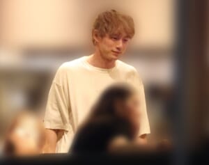 坂口健太郎　3歳年上ヘアメイク恋人も参加か…撮影スタッフを集めて行われていた“宅飲み”