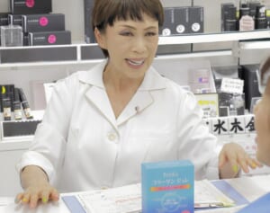 「街中の奥さんにキレイになる楽しさを」72歳の美容部員が山間部の町で“日本一”の売り上げを誇るまでの道のり