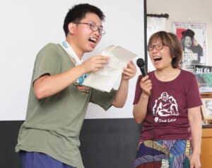 障害のある息子とスタンダップコメディを――62歳女性が開くライブにアフリカからもゲストが訪れる理由