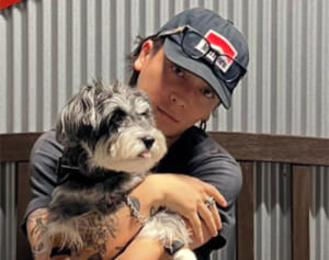 「めっちゃ増えてる」31歳実力派シンガー　“ゴリゴリタトゥー増殖”の近影にファン衝撃