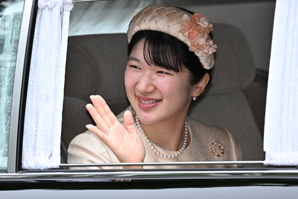 《養子縁組案が第一優先》愛子さま　高市政権で遠のく女性天皇の道…旧宮家と「強制お見合い」の懸念も