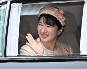 《養子縁組案が第一優先》愛子さま　高市政権で遠のく女性天皇の道…旧宮家と「強制お見合い」の懸念も