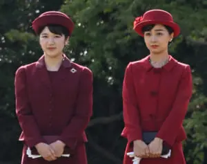 《“わざと”と勘ぐる声まで》佳子さま　園遊会での愛子さまとの“色被り批判”が的外れな理由