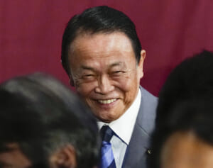 「顔に出過ぎ」麻生太郎氏　高市氏勝利後に“満面の笑み”、昨年の石破首相勝利時との“真逆の表情”にネット騒然