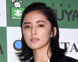 「桔梗と蘭…？」元E-girls藤井萩花　電撃離婚後の“激変へそピタトゥー姿”公開にファン衝撃…元夫の“妻の顔タトゥー”を思い出すとの声も