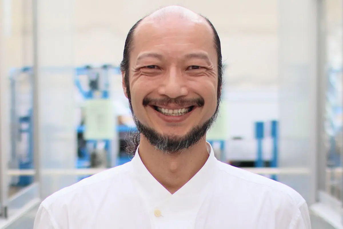 出かけるときは帽子が必須に」『8番出口』おじさん役の河内大和が