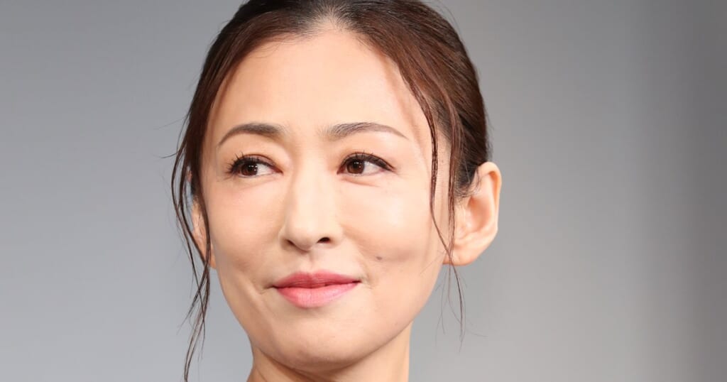 松雪泰子 24歳息子が毎日車で舞台の送迎に…21年のシンママ奮闘への“恩返し”